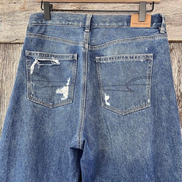 American Eagle Women's Relaxed Mom Jeans Size 6 Chewed Hem Distressed - Picture 4 of 7